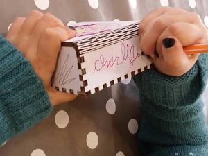 Atelier enfant Bijü Box, création de boîte à bijoux en carton
