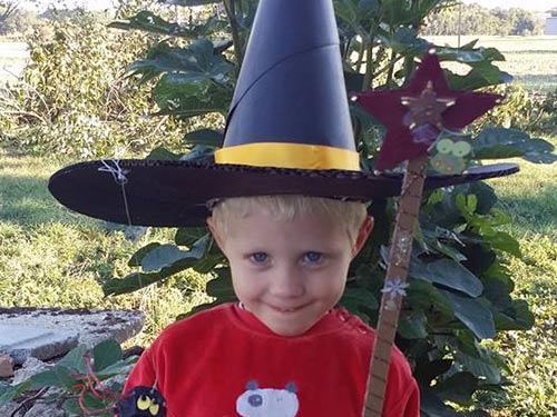 Atelier enfant Halloween, création de baguettes magiques et chapeau de sorcière