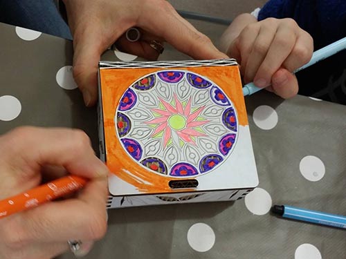Atelier enfant Bijü Box, création de boîte à bijoux en carton
